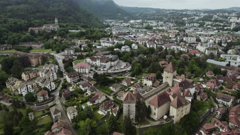 castillo medieval europeo en el casco antiguo, annecy, francia - drone aéreo que establece la toma