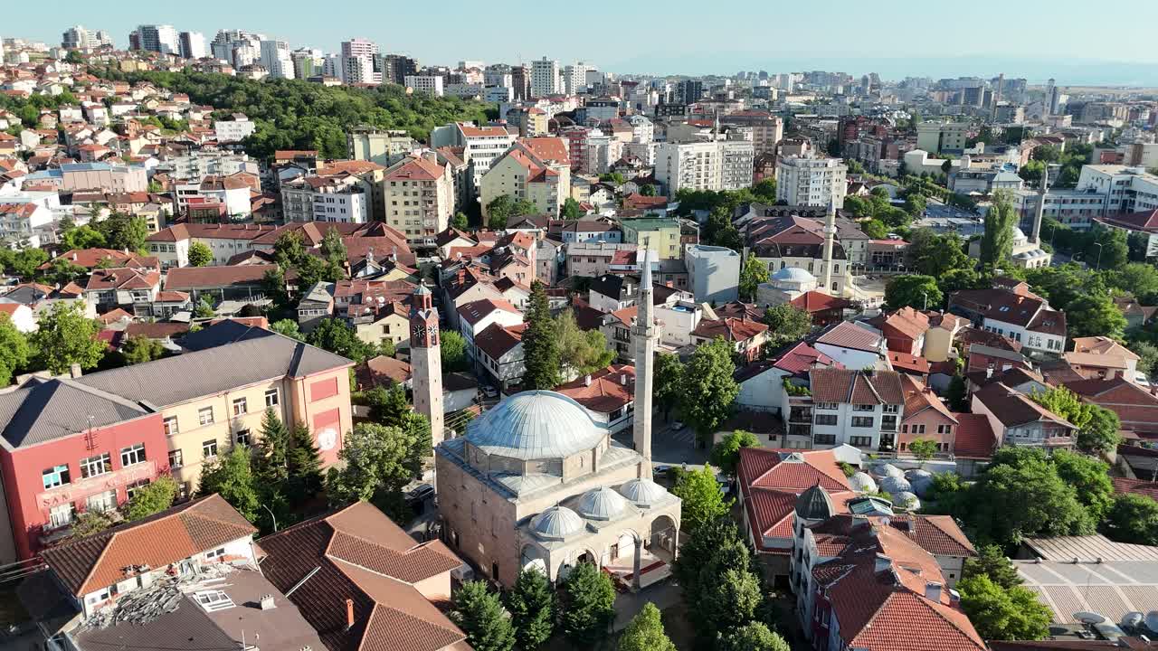Balkan coğrafyasında yükselen, tarihi, inancı ve doğal seyahat güzelliğini harmanlayan zamansız Osmanlı camisi