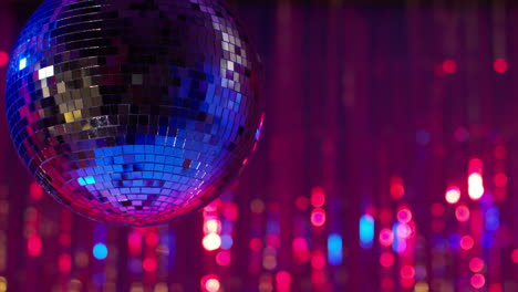 primer plano de la bola de espejo en un club nocturno o discoteca con luces brillantes en el fondo