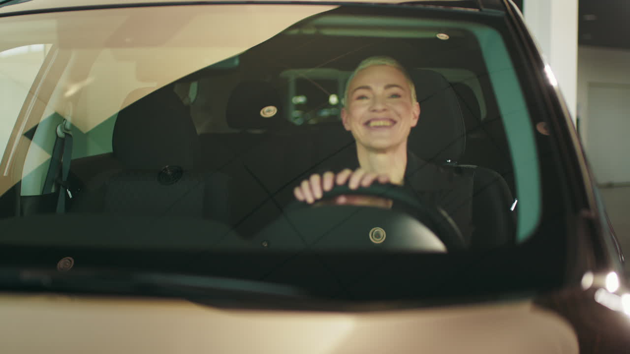 mujer sonriendo en un carro