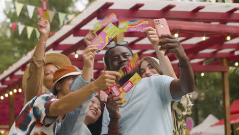 amigos en un festival de música al aire libre