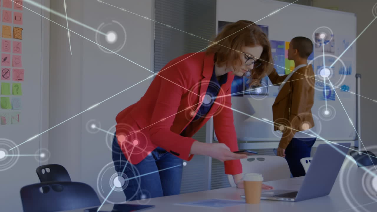 сеть связей против двух женщин, работающих в офисе