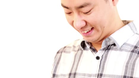 태블릿을 사용하는 서 있는 사람