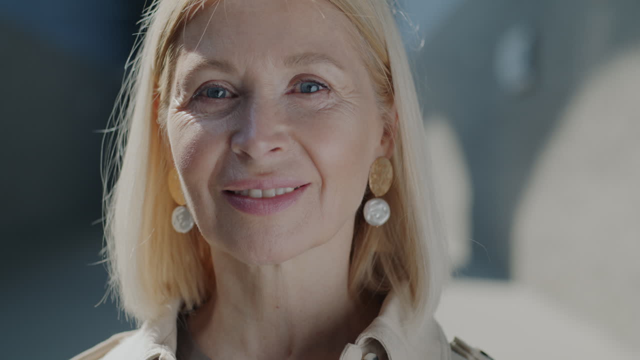 retrato de una mujer mayor sonriente