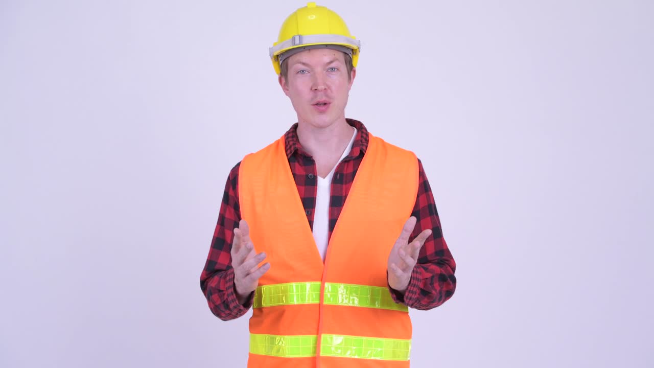 joven trabajador de la construcción guapo