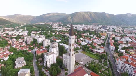 una vista aérea muestra la ciudad de mostar bosnia con el monasterio franciscano