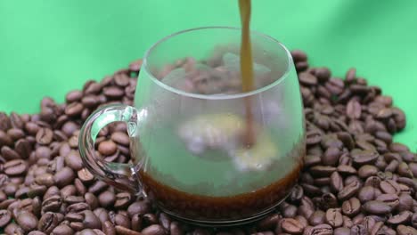 café caliente y granos de café en una pantalla verde