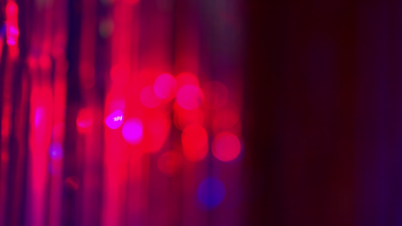 disparo de primer plano desfocado de una cortina de oropel brillante en un club nocturno o discoteca con iluminación estroboscópica intermitente 3