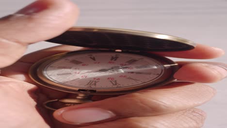 reloj de bolsillo antiguo en la mano
