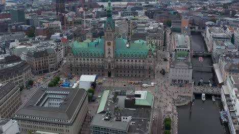 Vista-Aérea-De-Gente-Caminando-En-El-Centro-De-La-Ciudad.-Ayuntamiento,-Plaza-Y-Edificios-Aledaños.-Ciudad-Libre-Y-Hanseática-De-Hamburgo,-Alemania