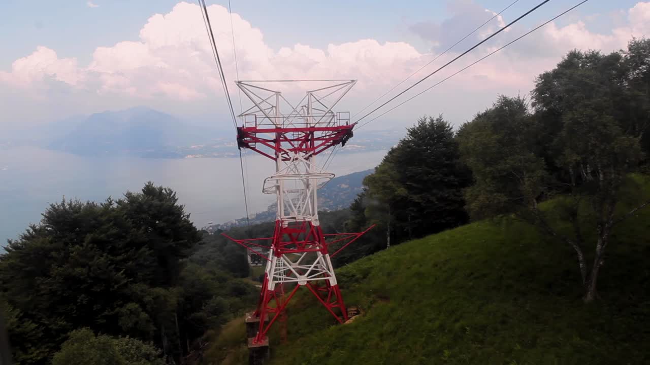 lago maggiore durante un día nublado en el verano, visto desde el telesilla