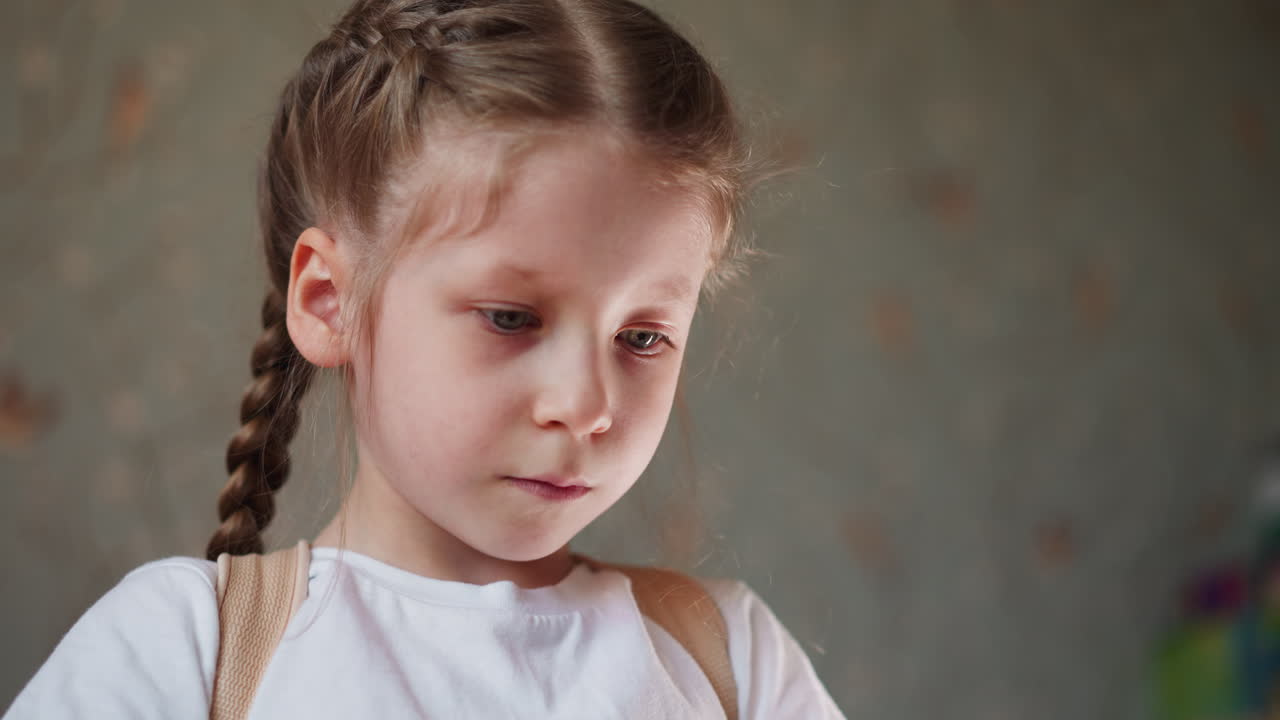 concentrada estudiante junior toca el piano en la lección de música