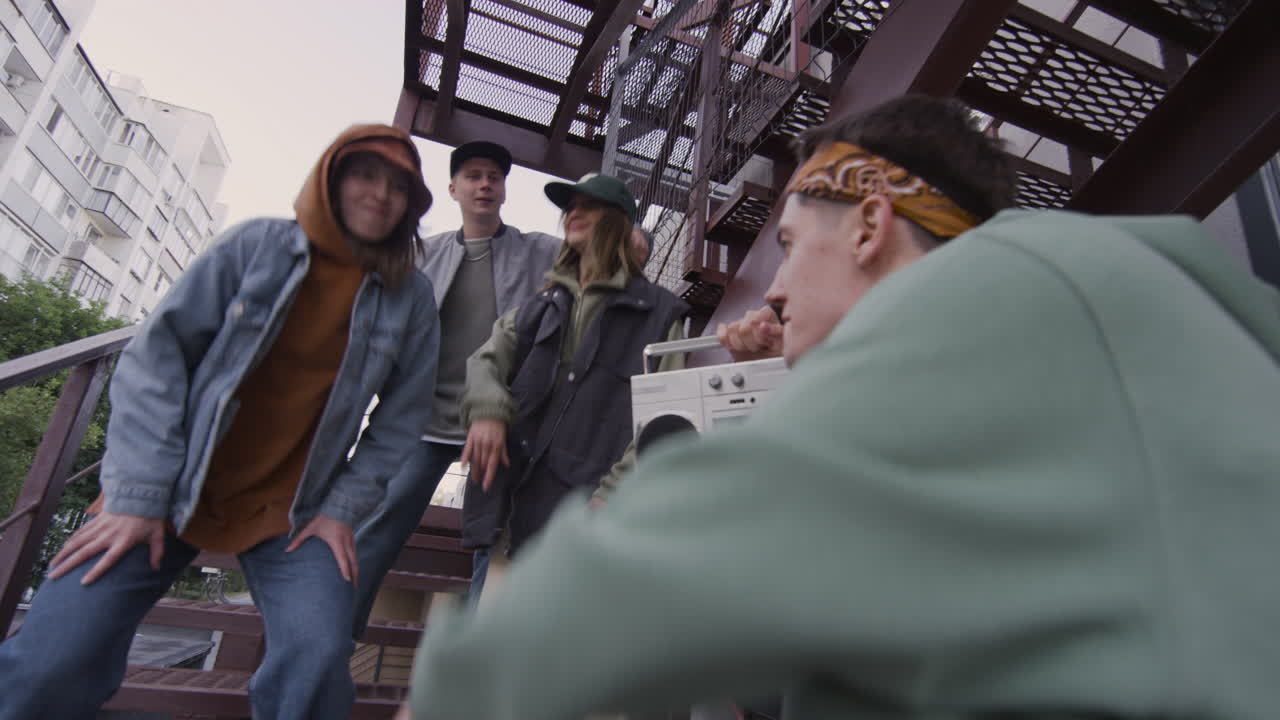 어린 친구 들 이 계단 에서 즐거운 시간 을 보내고 있다