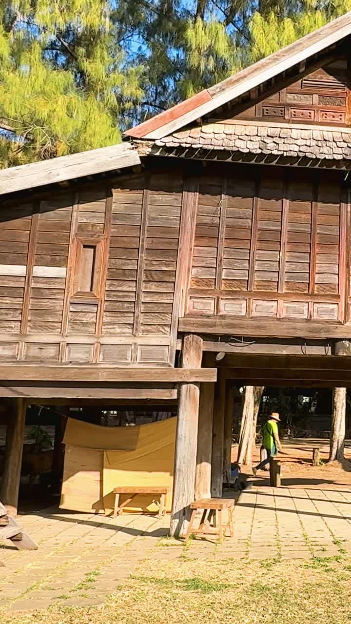 Rumah-rumah kayu di tengah alam pedesaan Thailand