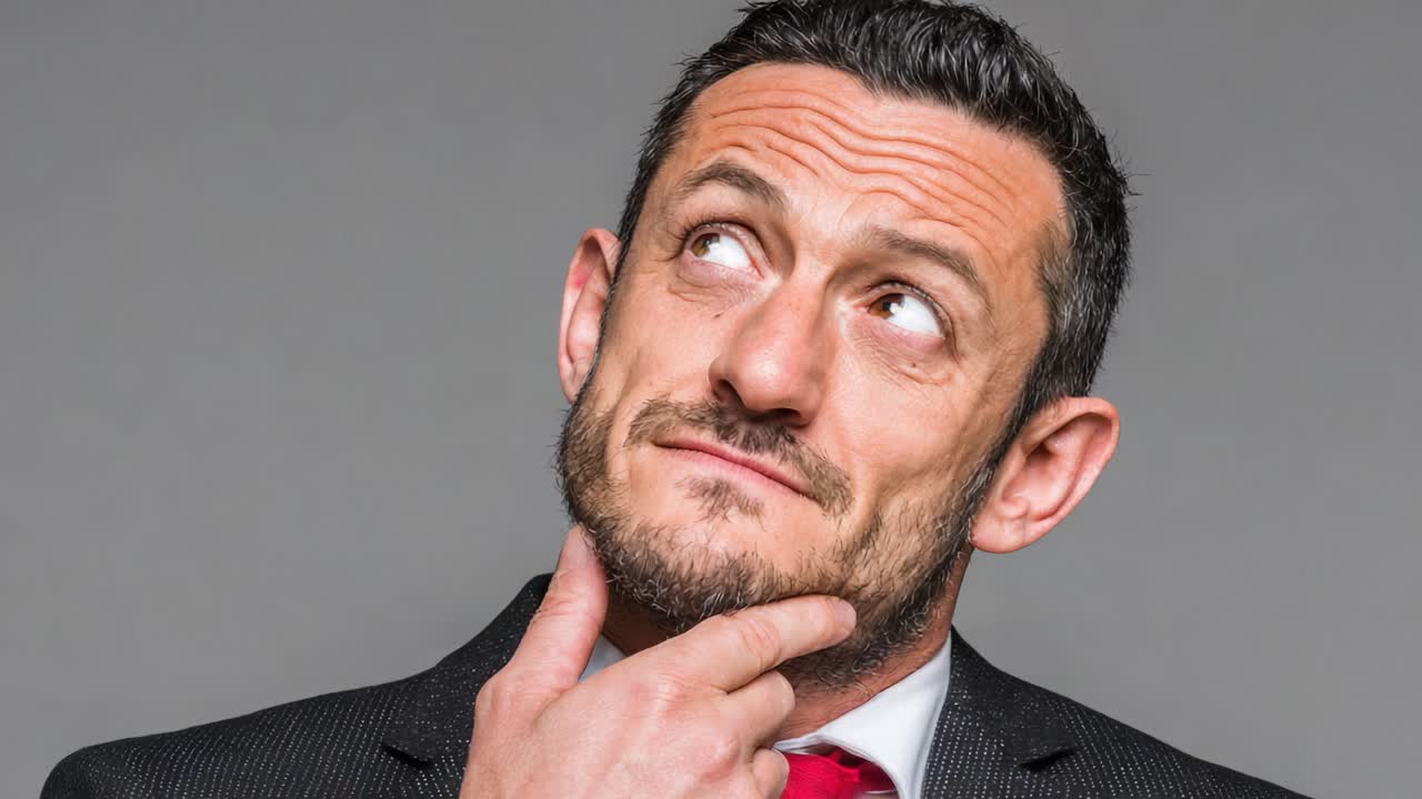 Um Homem Pensativo Contempla Decisões Vestido de Terno, Expressando Curiosidade e Consideração com um Gesto Pensativo e Expressões Faciais.