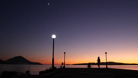 Toma-épica-De-Una-Vista-De-Puesta-De-Sol-Púrpura-Desde-Un-Muelle