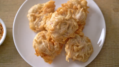 Taro frito con salsa - estilo comida vegana y vegetariana