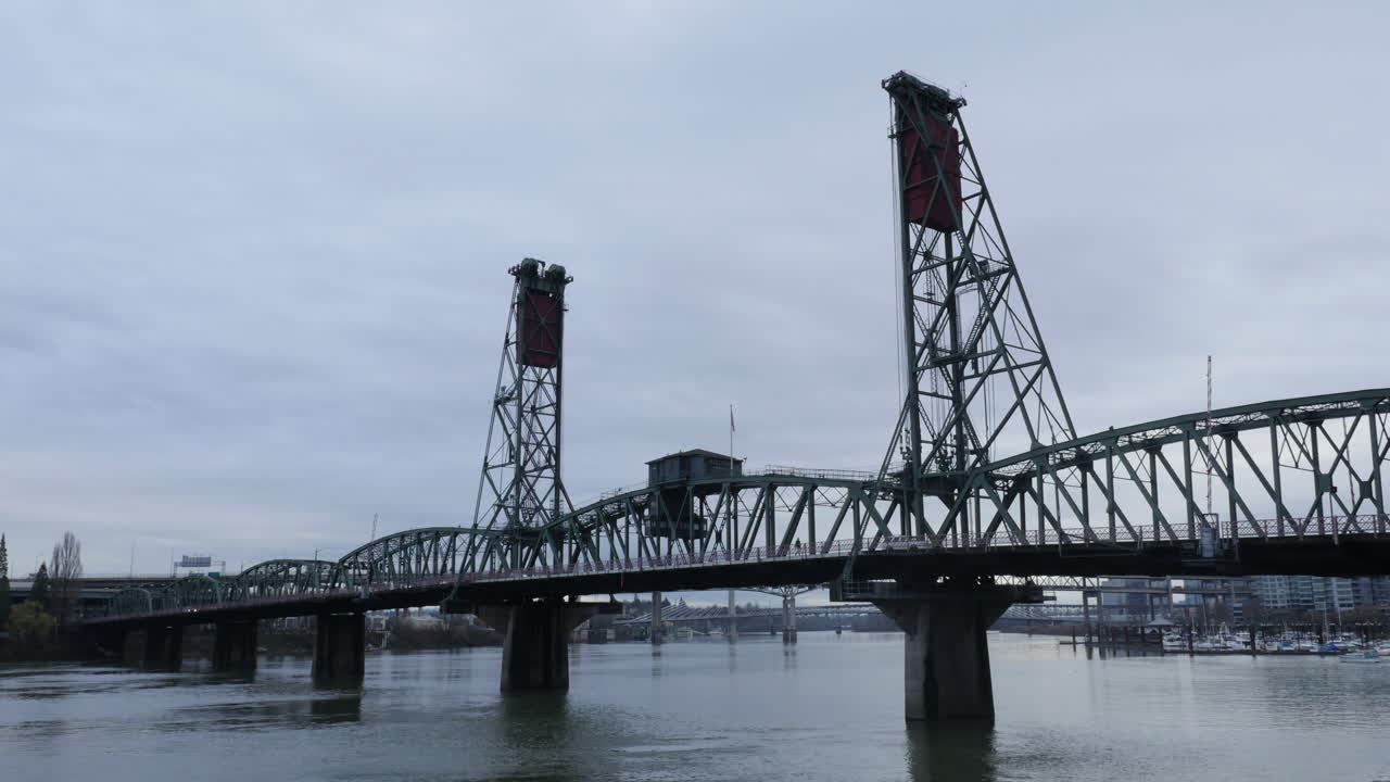 4k 고해상도로 걷는 사람들과 함께 윌라멧 강에 있는 포틀랜드 오레곤 미국의 호손 다리 시간 경과