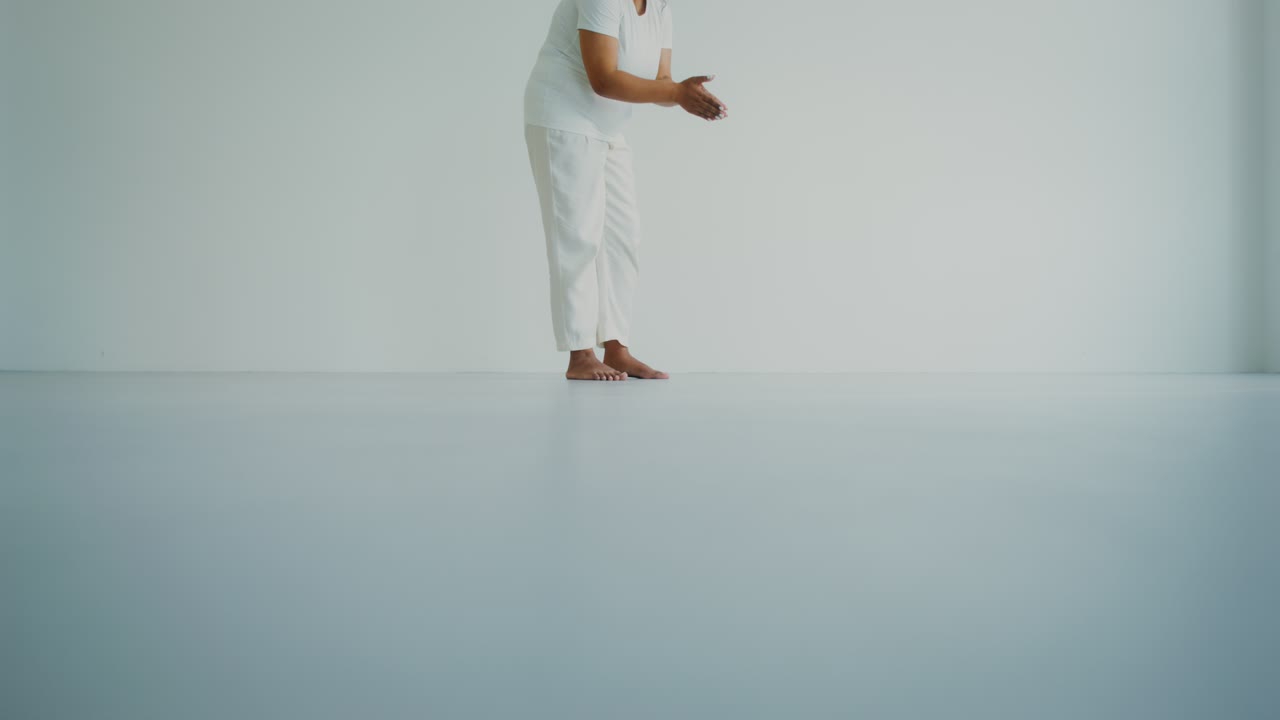 춤 이나 요가 자세 를 하는 여자