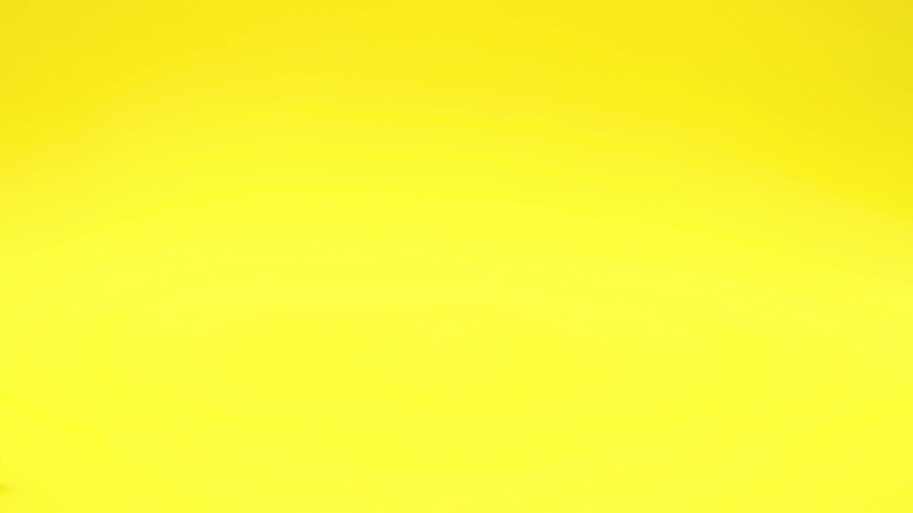 Auto d'epoca rossa con regalo blu sul tetto su sfondo giallo - Stop motion