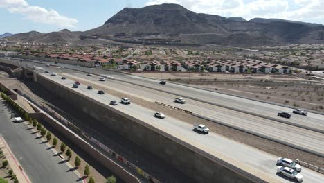 coches conduciendo en la carretera, rampa de salida, vista aérea, vista aérea