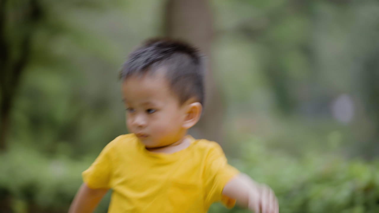 Criança asiática em um parque