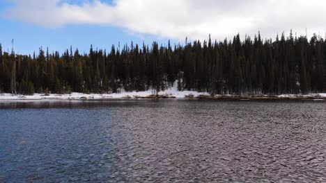 toma aérea baja sobre el gran lago de colorado durante el invierno