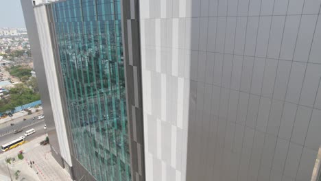 imágenes aéreas que demuestran la instalación de paneles solares sostenibles para el consumo parcial de energía en un edificio de gran altura con dos torres altas