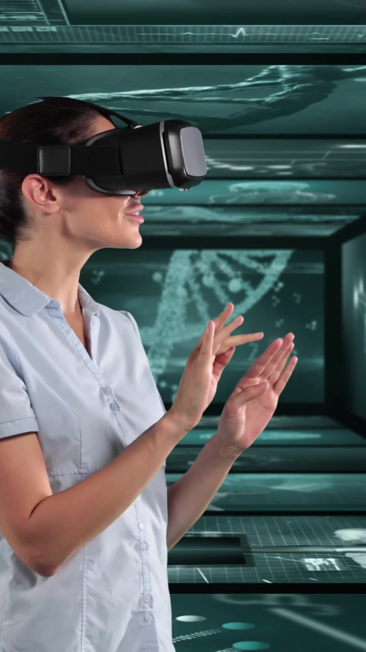 Donna con visore per realtà virtuale su sfondo di schermi con elaborazione di dati medici