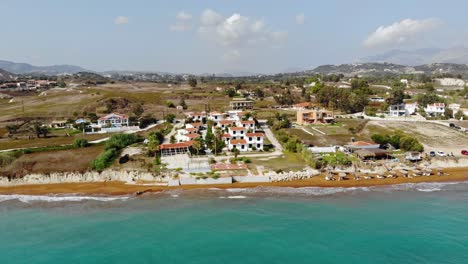 Vista-Panorámica-Del-Pueblo-Rural-En-La-Prístina-Playa-De-Megas-Lakkos-En-Grecia