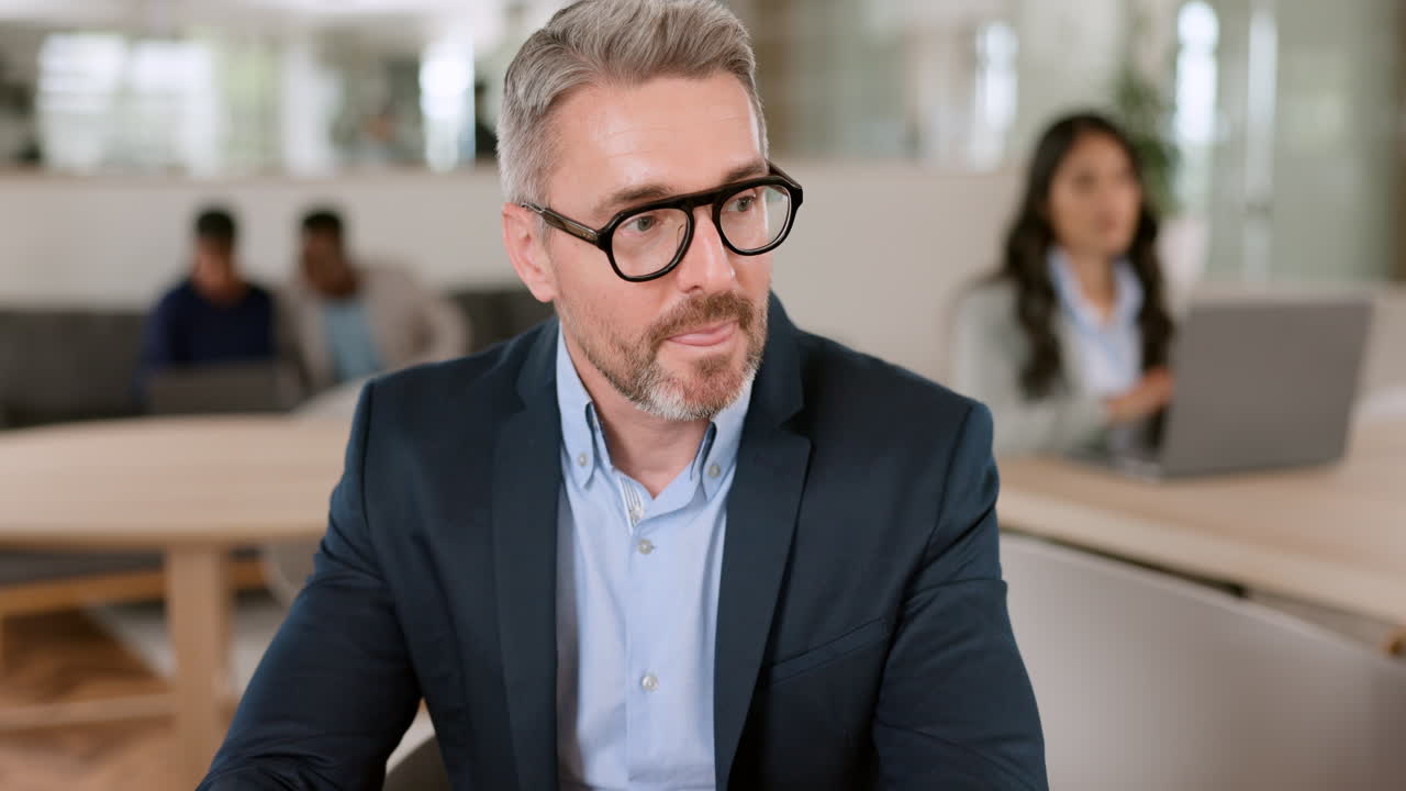 liderazgo, director ejecutivo o hombre de negocios en una reunión