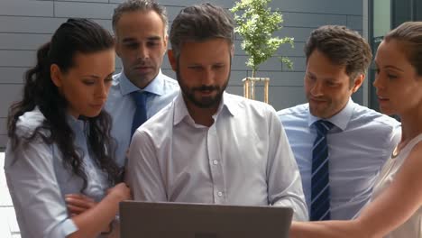 gente de negocios discutiendo sobre la computadora portátil