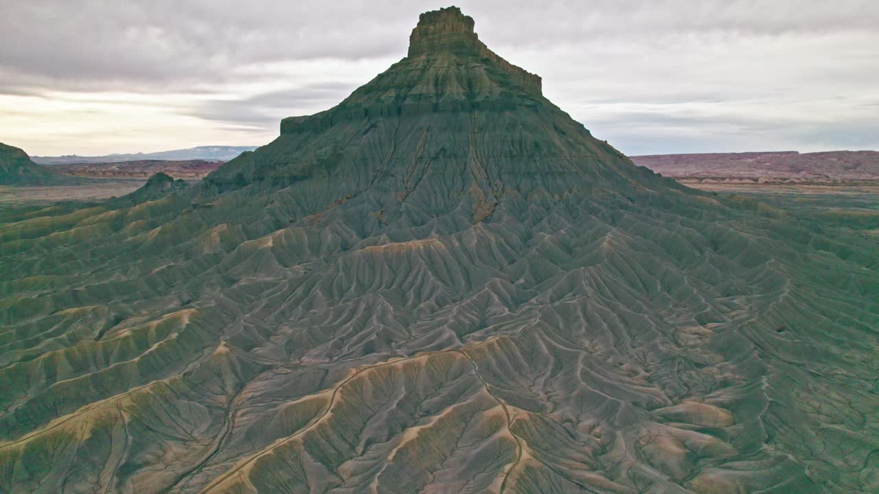 Epic 4K aerial footage over Utah’s Factory Butte, revealing striking ridgelines, banded rock layers, and the untamed grandeur of the desert wilderness.
