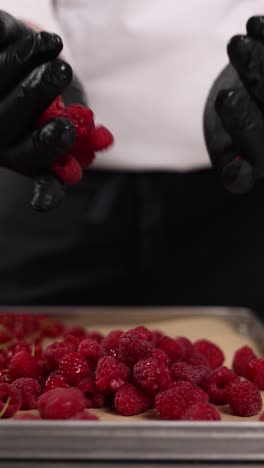 chef preparando frambuesas y grosellas rojas para hornear