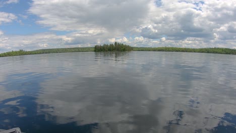 кадр с рыбацкой лодки во время быстрого плавания над открытыми водами озера вермилион в северной миннесоте