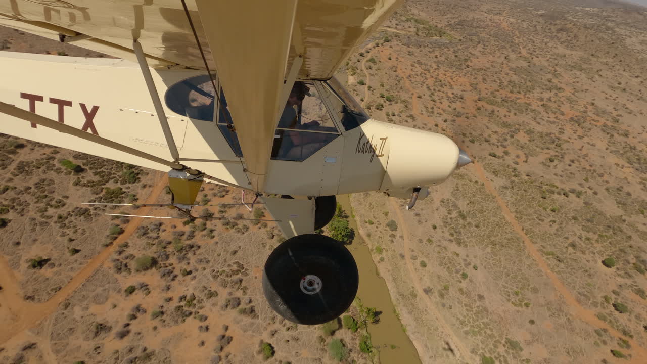 Piccolo aereo bushcraft in volo sopra una savana arida