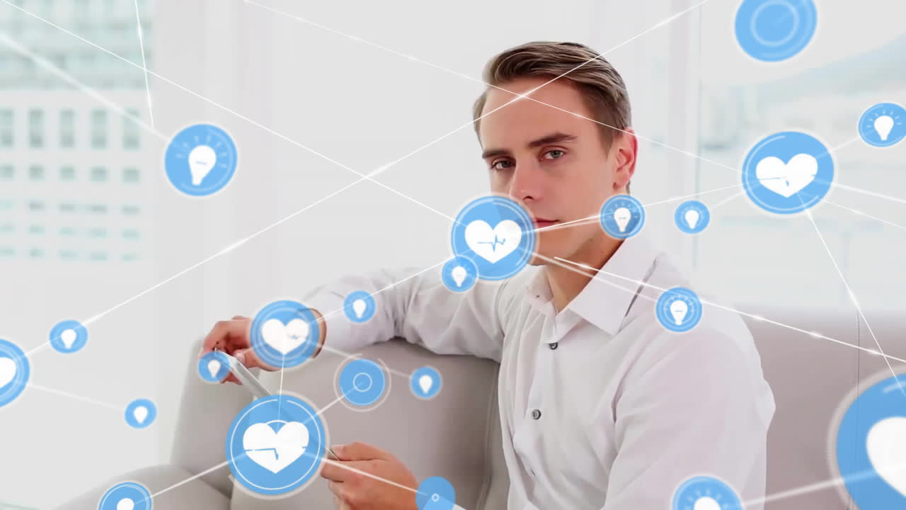 animación de la red de iconos de salud cardíaca e ideas sobre un hombre caucásico sonriente usando una tableta