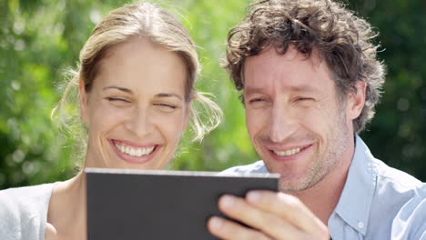 pareja navegando por internet en tecnología de tableta digital