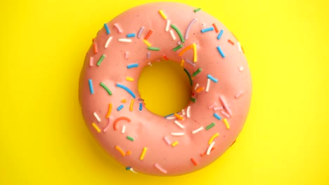 el donut glazado de primer plano.