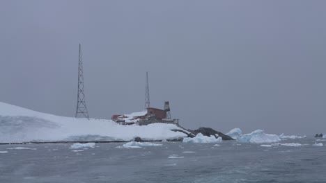 Antarctica-Scenery-on-Snowy-Day,-Base-Research-Station-Building-and-Tower,-Floating-Ice-and-Coast-in-Mist-60fps