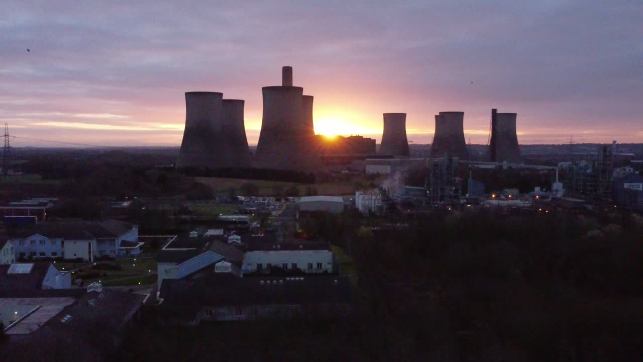 Centrale elettrica a carbone dismessa di Fiddlers Ferry, vista aerea con l'alba che scompare dietro un punto di riferimento