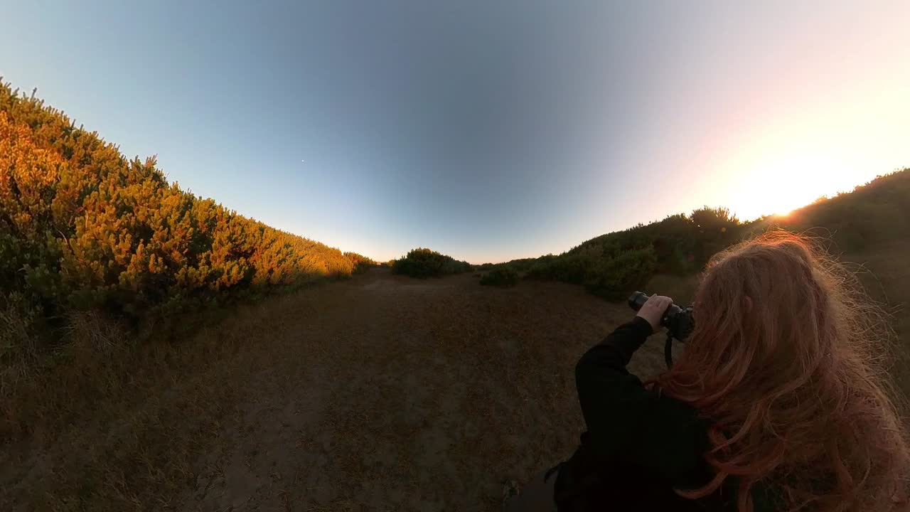 사진작가가 오레곤 해변에서 햇빛을 포착합니다.