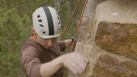 escalador en una roca de pared