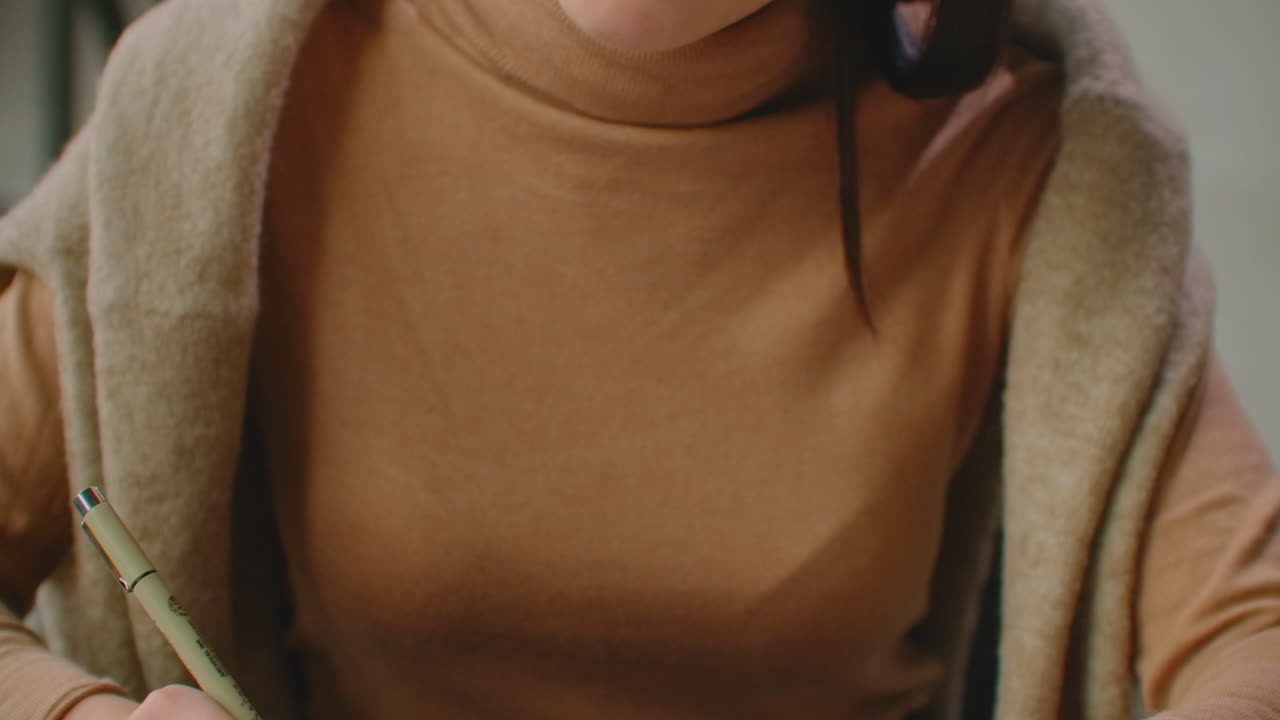 руки каллиграфа пишут фразу на белой бумаге. вписывают декоративные украшенные буквы. каллиграфия графический дизайн буквы рукопись концепция создания