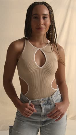 retrato de estudio de una mujer joven con el pelo largo trenzado contra un fondo neutral 3