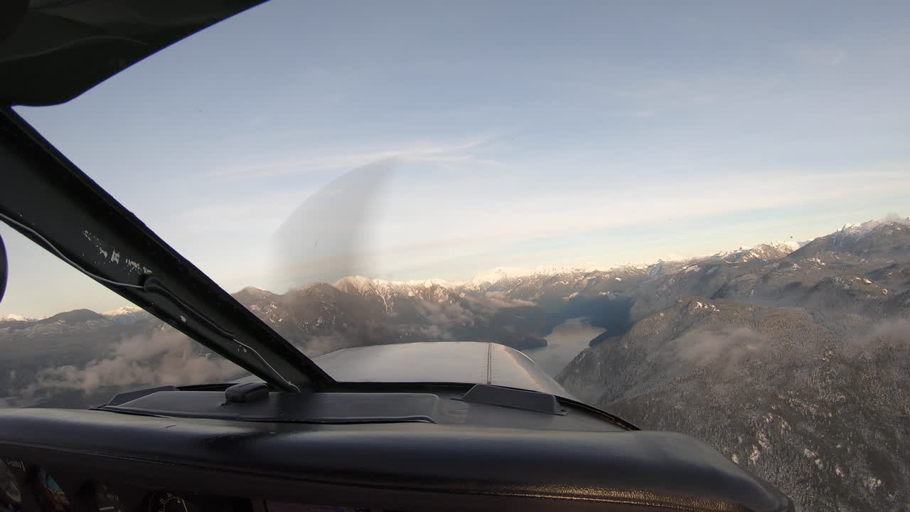 Aereo Piper PA-28 Cherokee che vola sopra Salmon Inlet nella Sunshine Coast, Columbia Britannica, Canada