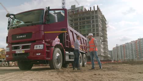 trabajadores de camiones y de la construcción en el sitio