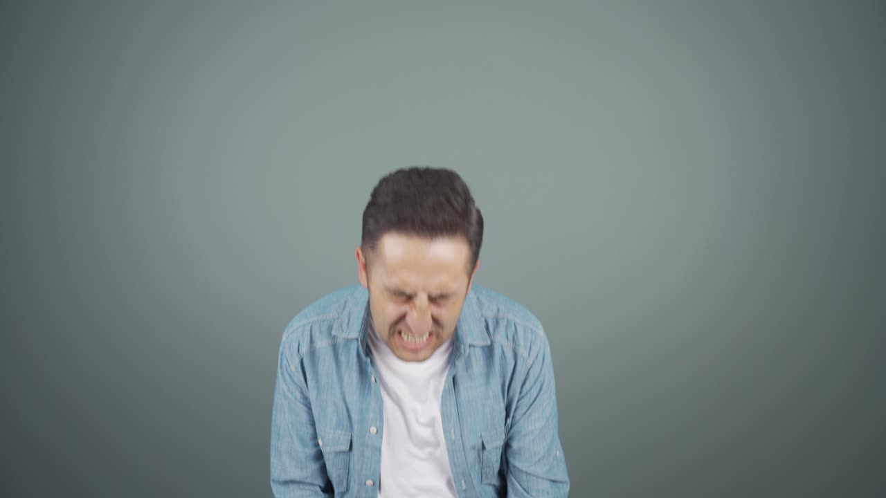 카메라 앞에서 신경 ⁇ 약에 걸린 남자