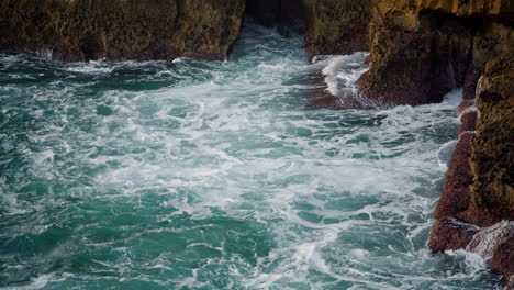 Türkisfarbenes-Meer-Mit-Schäumenden-Klippen-Im-Sommer.-Blaues,-Tiefes-Wasser-Umspült-Die-Felsige-Küste