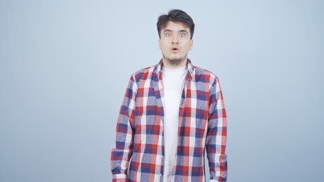그 남자는 카메라에 "와우"라고 말합니다.
